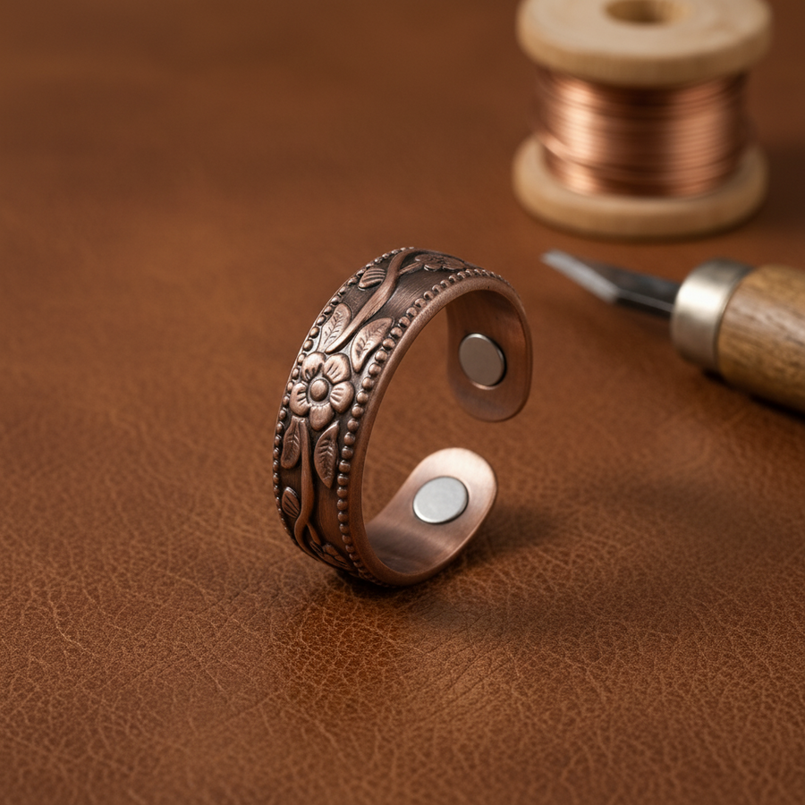Petal copper ring by Livia